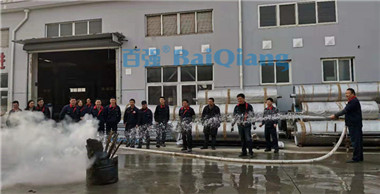 百強洗滌設(shè)備進行月度消防演習(xí)