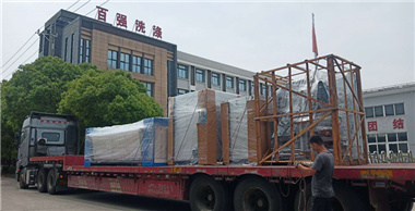 百?gòu)?qiáng)發(fā)貨電加熱燙平機(jī)等洗滌設(shè)備至武漢